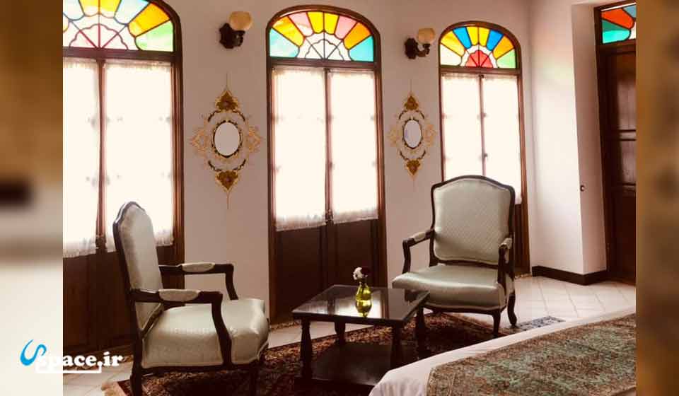 نمای داخلی اتاق سه دری اقامتگاه سنتی قیصریه - شیراز