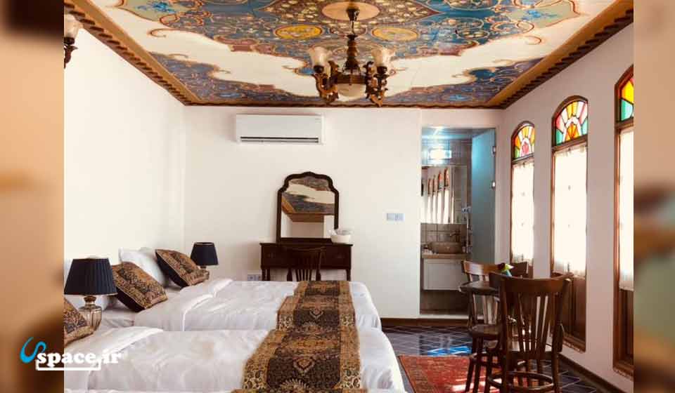 نمای داخلی اتاق پنج دری اقامتگاه سنتی قیصریه - شیراز