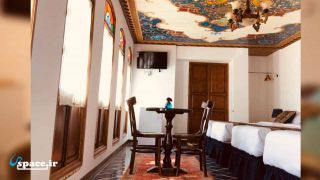 نمای داخلی اتاق پنج دری اقامتگاه سنتی قیصریه - شیراز